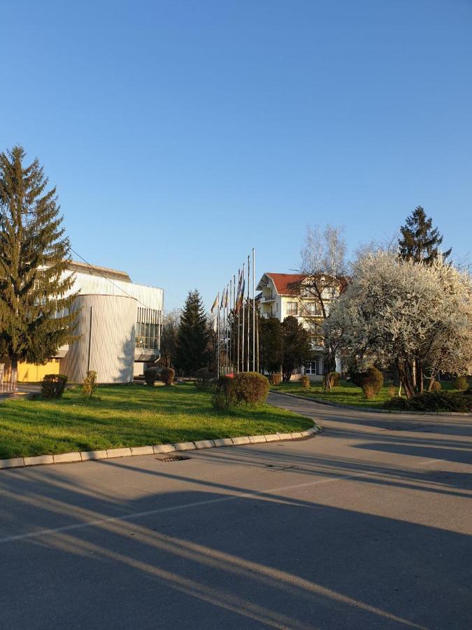 Hotel Everest Тиргу-Муреш Екстер'єр фото